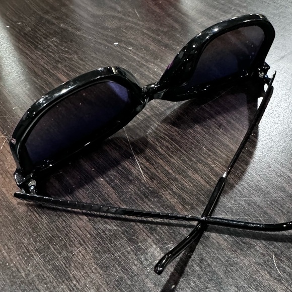 Quay Sunglasses (e)​​​ - Picture 2 of 5